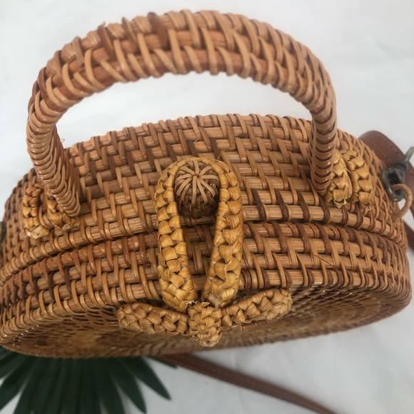 Round Wicker Women’s cross body purse W/handle - Picture 4 of 13